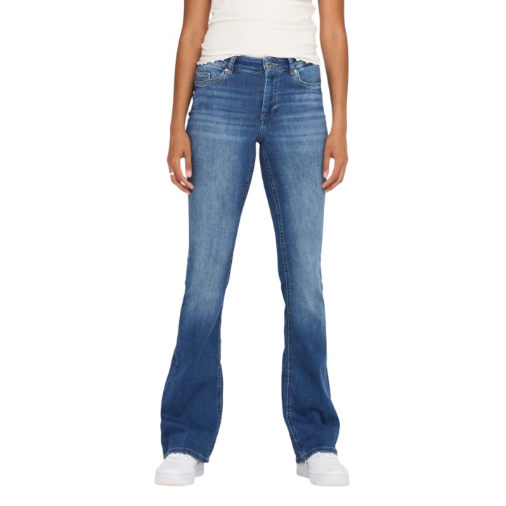 Only vaqueros de mujer azules de denim vista frontal con modelo