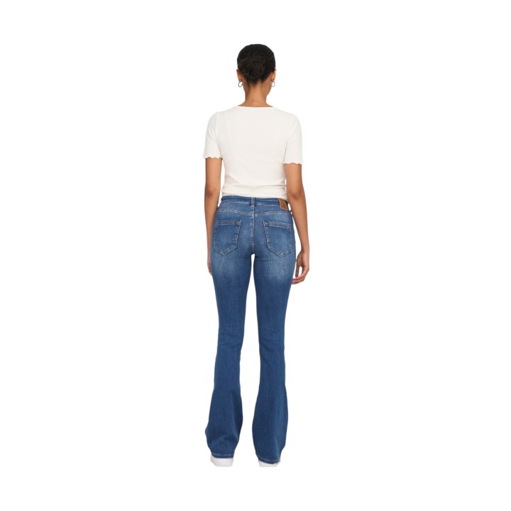 Only vaqueros de mujer azules de denim vista posterior con modelo