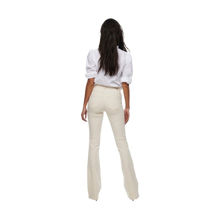 Vaqueros de mujer Only en denim color crema vista posterior en modelo