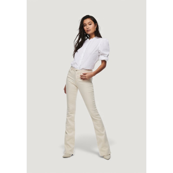 Vaqueros de mujer Only en denim color crema vista frontal de tres cuartos en modelo