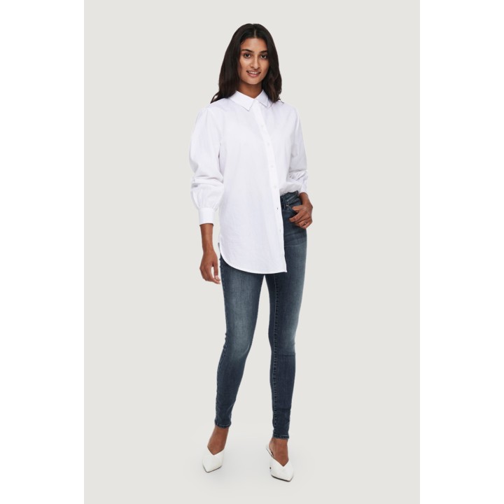 Vaqueros skinny de mujer Only en denim azul oscuro vista frontal con modelo