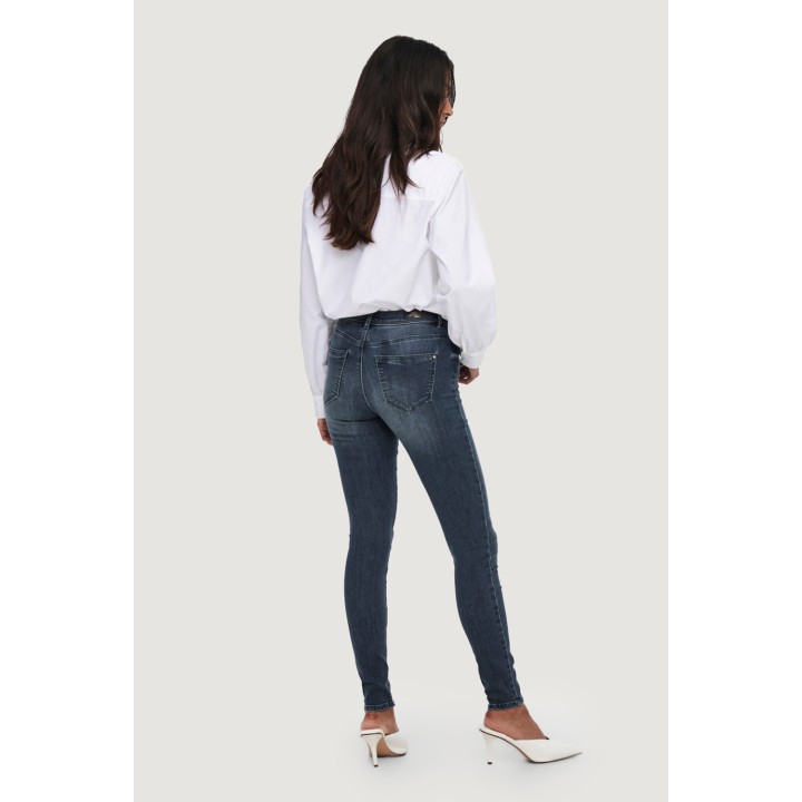 Vaqueros skinny de mujer Only en denim azul oscuro vista posterior con modelo