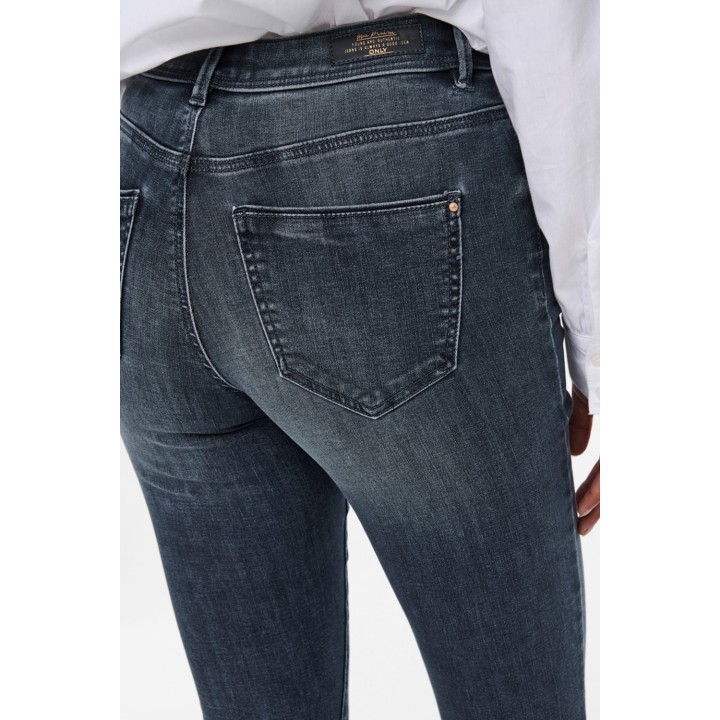 Detalle posterior de vaqueros skinny de mujer Only en denim azul oscuro