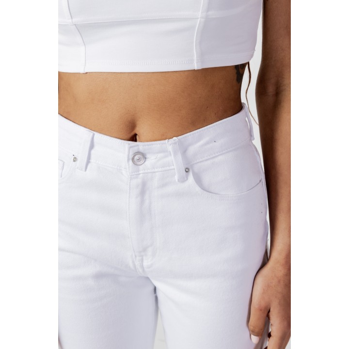 Detalle frontal de vaqueros Only de mujer blancos de denim