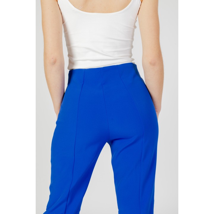 Detalle posterior del pantalón Only de mujer indigo