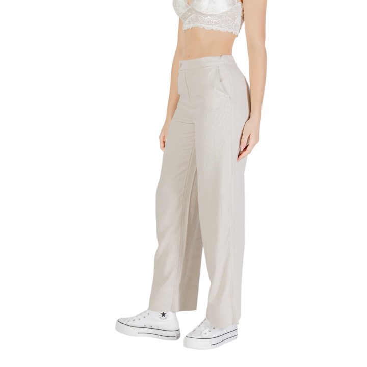 Only pantalón de mujer beige claro de lino modelo ONLCARO vista tres cuartos