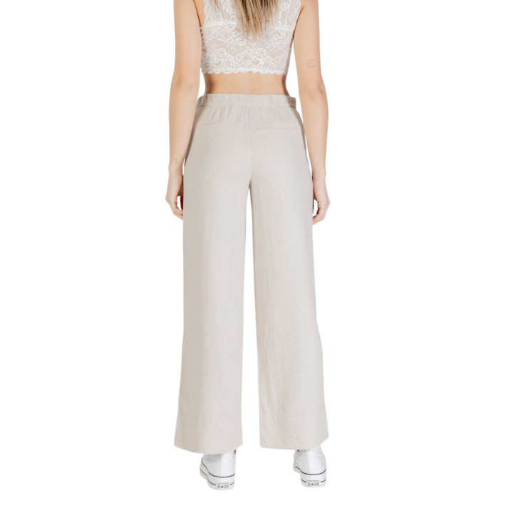 Only pantalón de mujer beige claro de lino modelo ONLCARO vista posterior