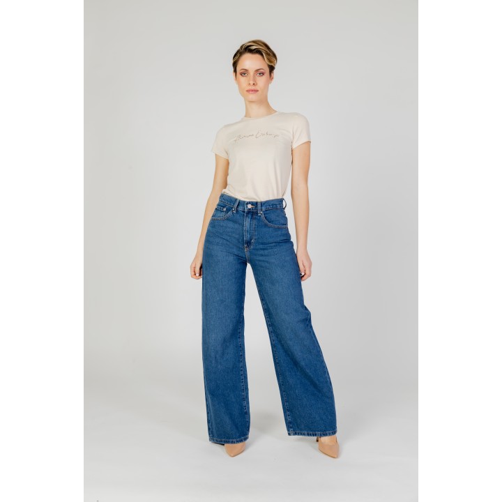 Only vaqueros de mujer en denim oscuro vista de tres cuartos con modelo