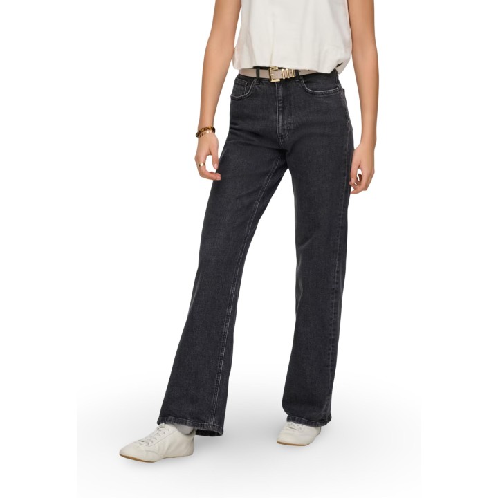Only vaqueros de mujer negros de corte ancho vista frontal en modelo