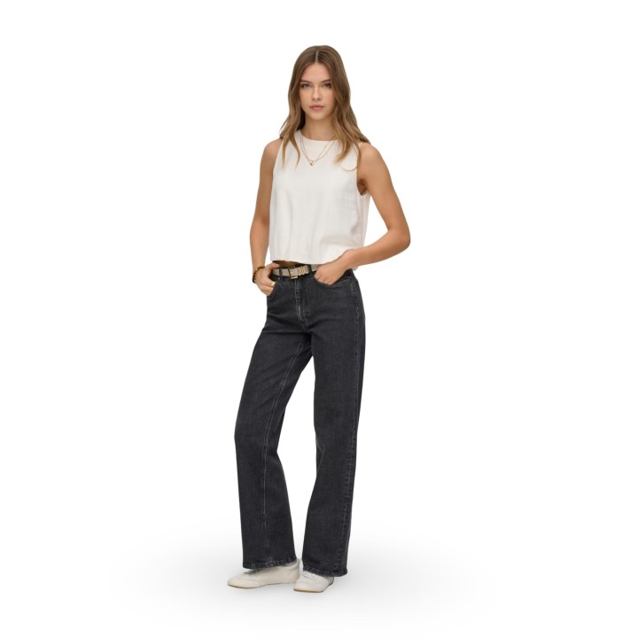 Only vaqueros de mujer negros de corte ancho vista frontal en modelo