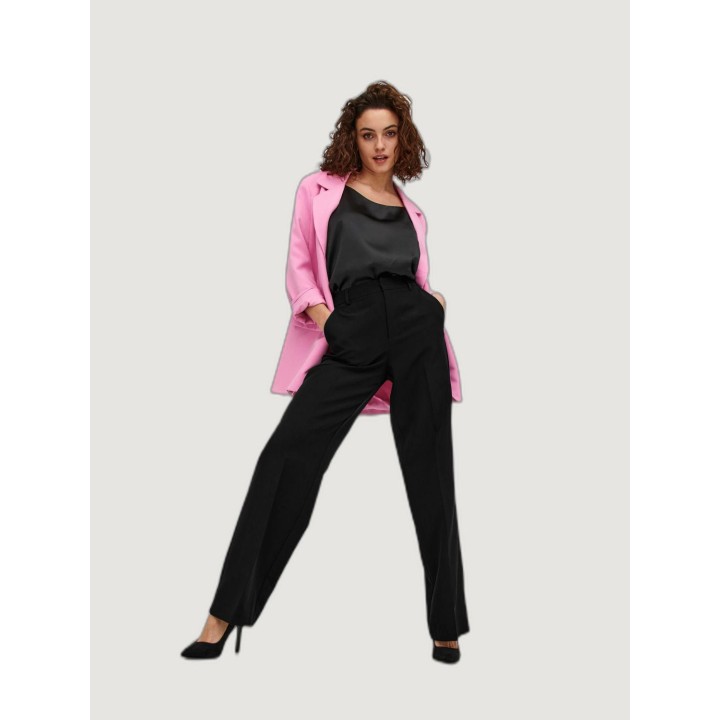 Pantalón de mujer Only ONLBERRY negro vista de tres cuartos puesto
