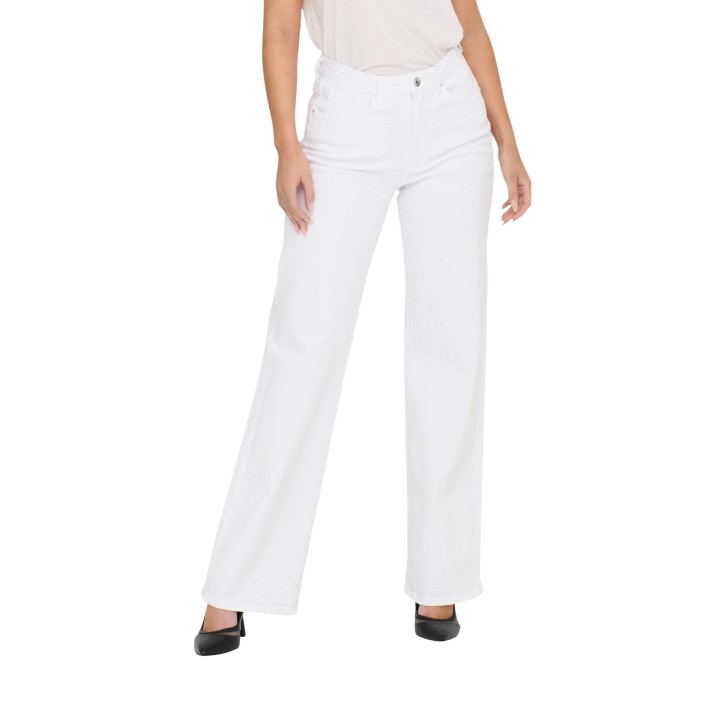 Only vaqueros de mujer blancos de denim vista frontal en modelo