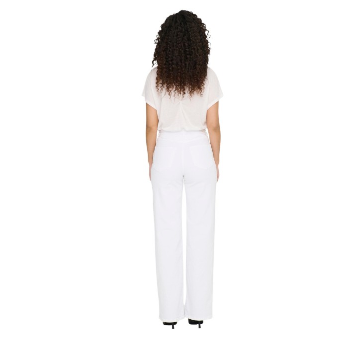 Only vaqueros de mujer blancos de denim vista posterior en modelo
