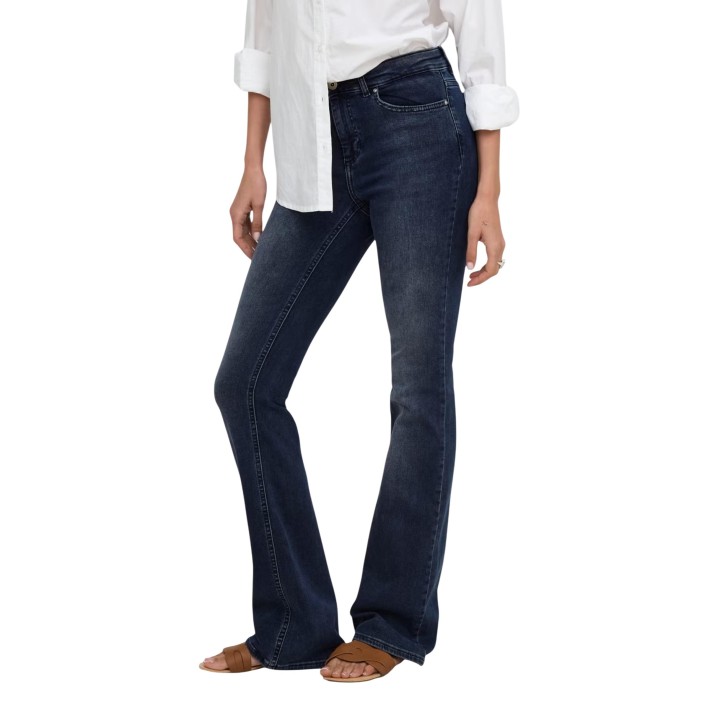 Only vaqueros de mujer acampanados en denim oscuro vista frontal tres cuartos