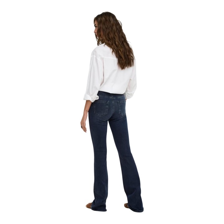 Only vaqueros de mujer acampanados en denim oscuro vista posterior tres cuartos