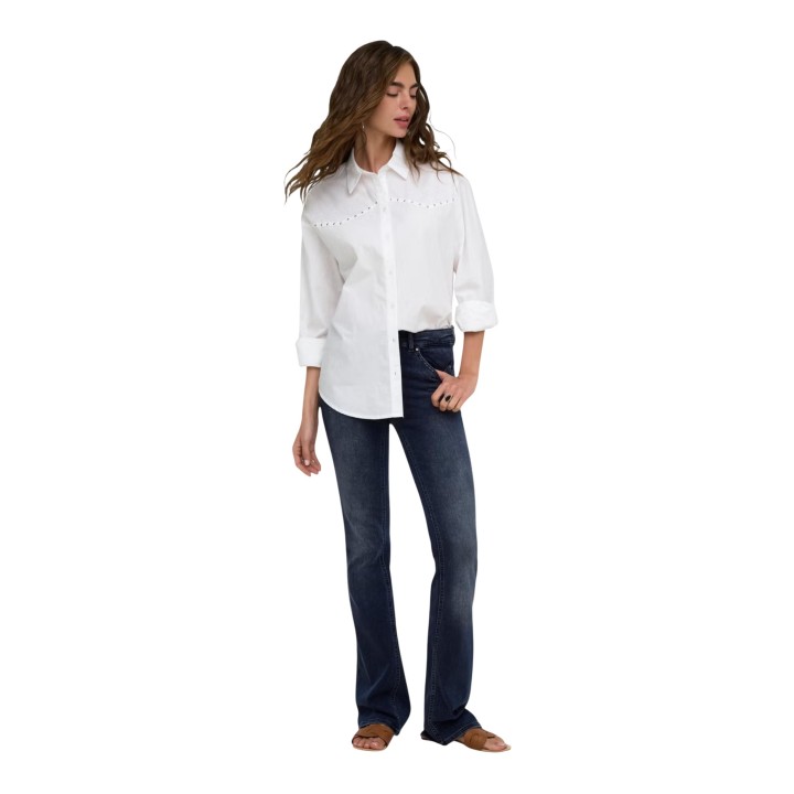Only vaqueros de mujer acampanados en denim oscuro vista frontal tres cuartos