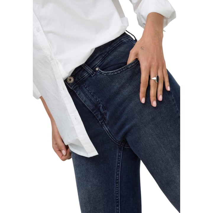 Detalle de vaqueros Only de mujer en denim oscuro cintura y bolsillo frontal