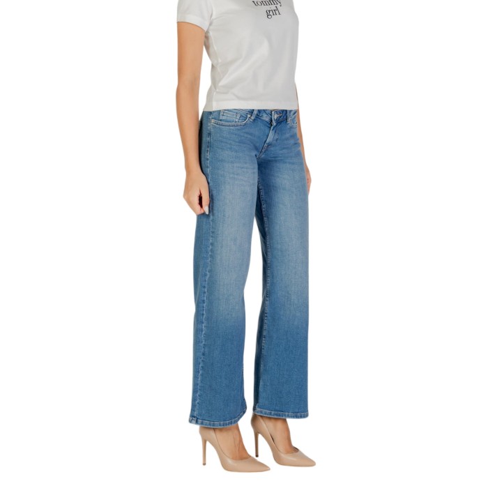 Only vaqueros de mujer azul denim de pierna ancha vista tres cuartos