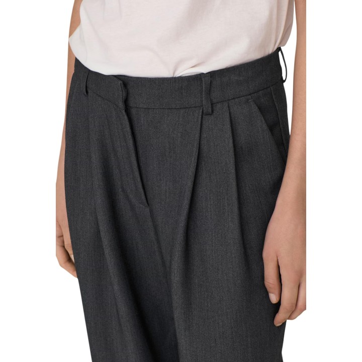 Detalle del pantalón Only de mujer gris oscuro