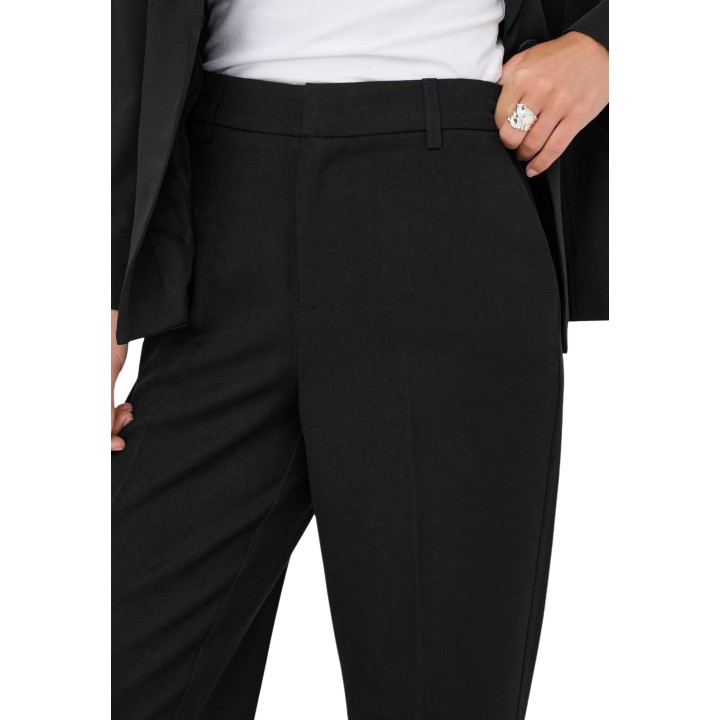 Detalle frontal del pantalón negro de mujer Only