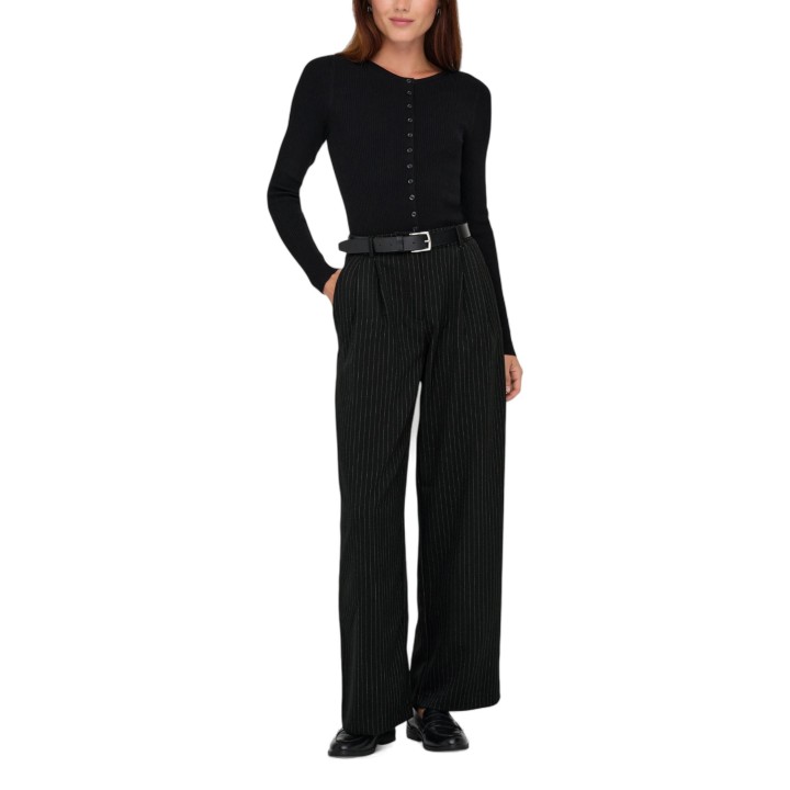 Only pantalón de mujer negro de raya diplomática vista frontal tres cuartos