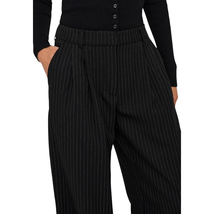 Detalle del pantalón de mujer Only negro de raya diplomática