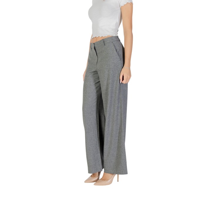 Pantalón de mujer Only gris de pierna ancha vista lateral