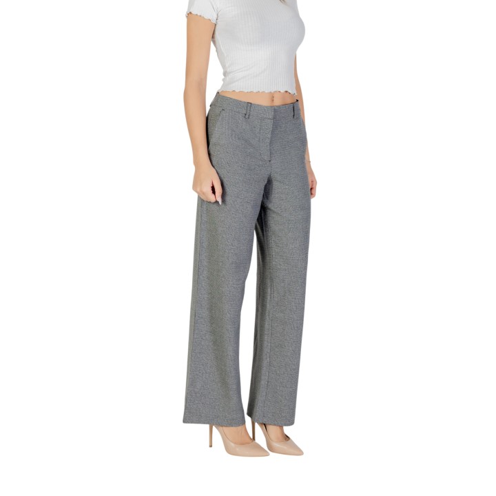 Pantalón de mujer Only gris de pierna ancha vista frontal de tres cuartos