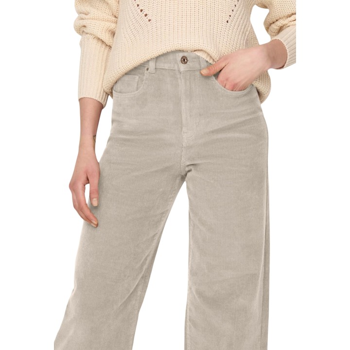 Detalle frontal del pantalón Only de mujer beige de pana