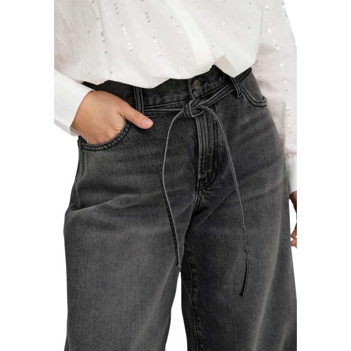 Detalle frontal de vaqueros Only de mujer negros en denim con cinturón de lazo