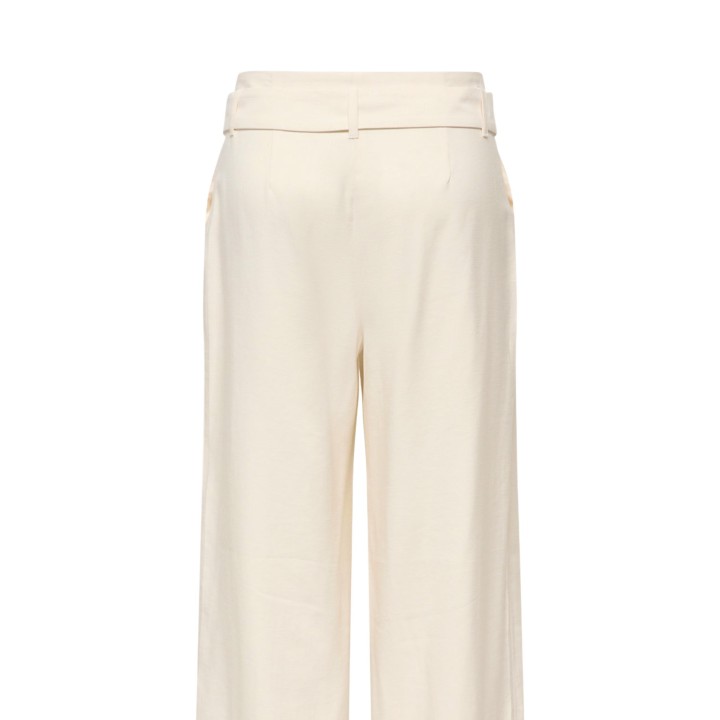 Detalle posterior de pantalón de traje Only de mujer color crema
