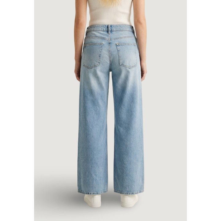 Only vaqueros de mujer Reg Wide de denim azul claro vista posterior en modelo