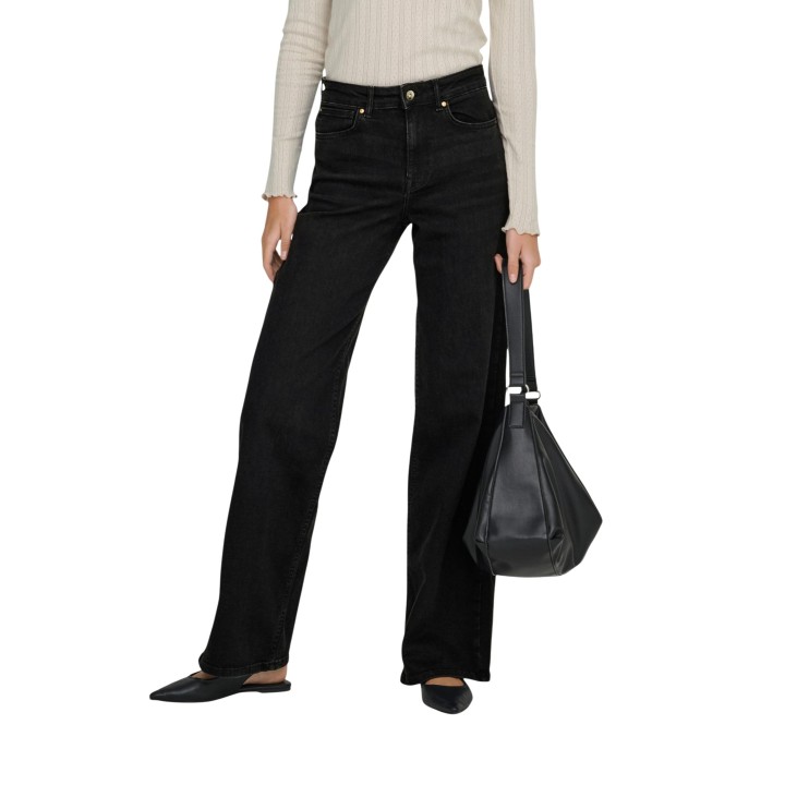 Only vaqueros de mujer negros de denim vista frontal en modelo