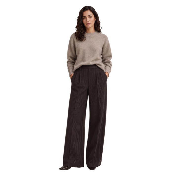 Only pantalón ancho de mujer marrón a rayas diplomáticas vista frontal en modelo