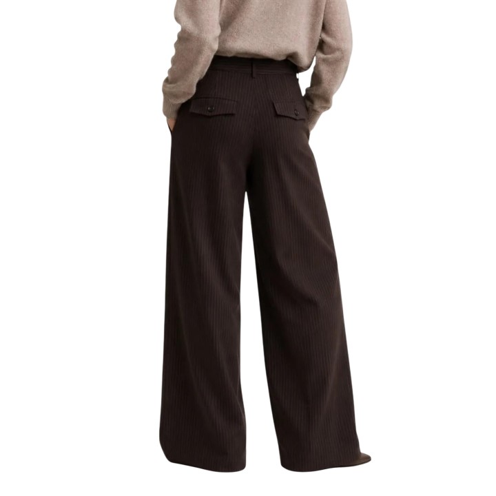 Only pantalón ancho de mujer marrón a rayas diplomáticas vista posterior