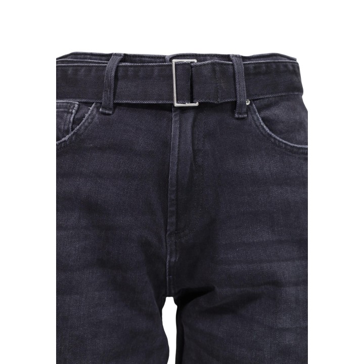 Detalle de vaqueros Only de mujer negros de denim con cinturón