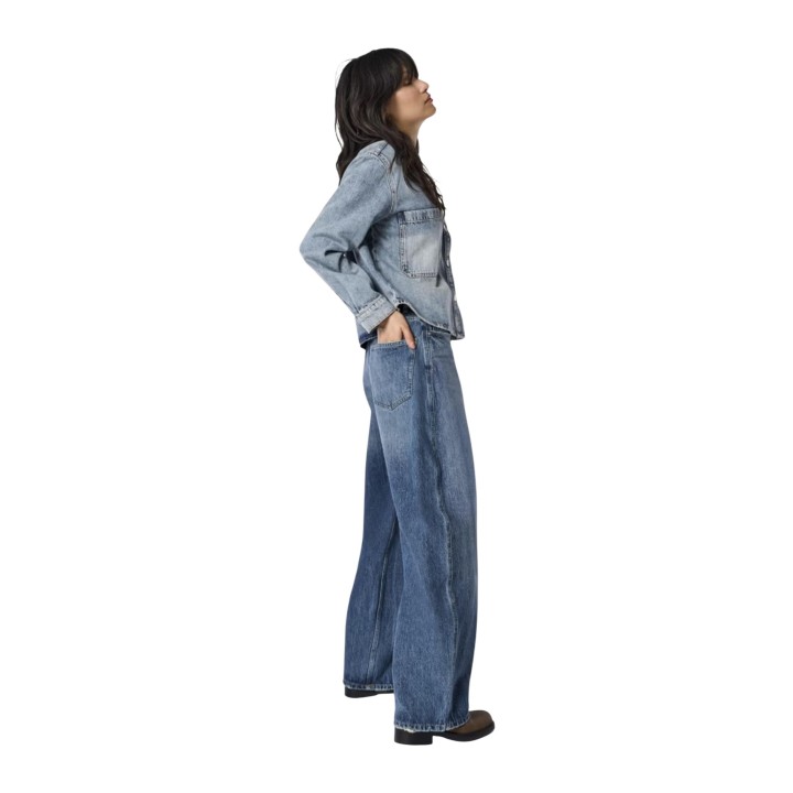 Only vaqueros de mujer en denim azul vista lateral