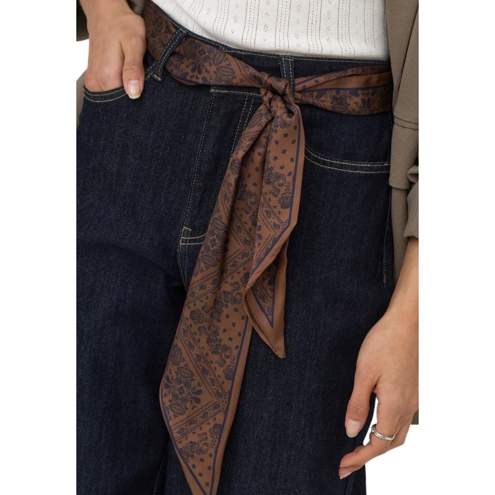 Detalle de vaqueros de mujer Only en denim azul oscuro