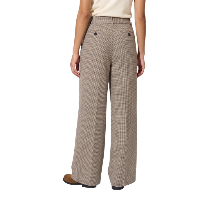 Only pantalón de mujer palazzo a cuadros color coffee vista posterior en modelo
