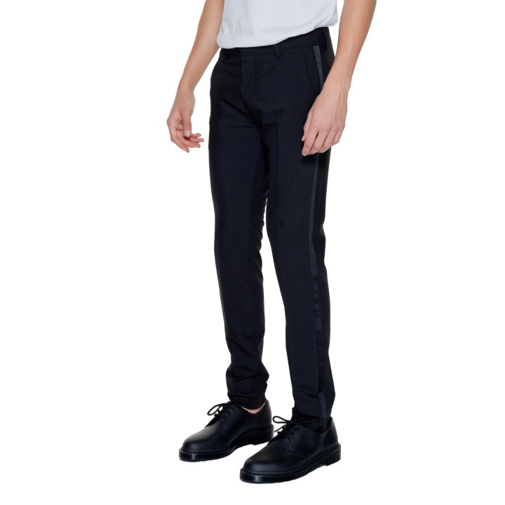 Antony Morato pantalón negro de hombre vista de tres cuartos
