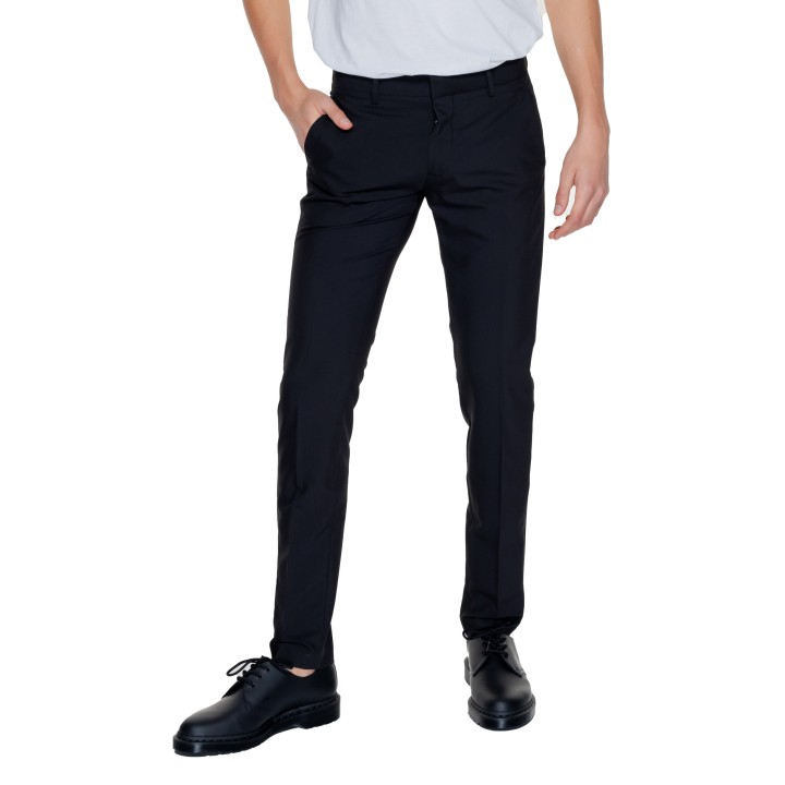 Antony Morato pantalón negro de hombre vista frontal con bolsillo