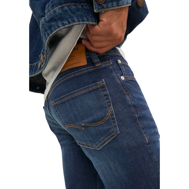 Detalle posterior de vaqueros Jack Jones de hombre azul denim 12110056