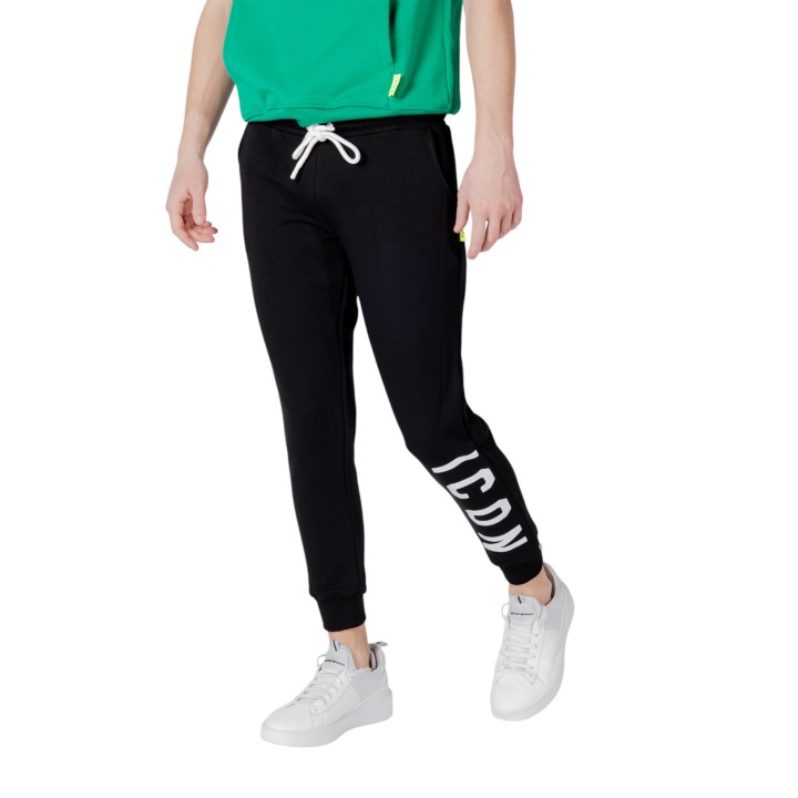 Icon pantalón deportivo de hombre negro ICUS2S5P001 en vista de tres cuartos