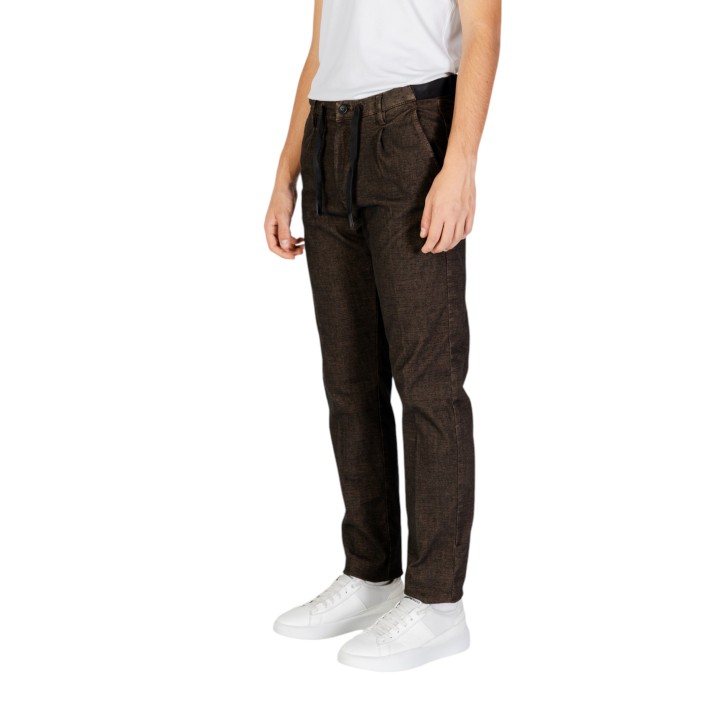 HAMAKI-HO PSI1737H pantalón de hombre color mud en vista de tres cuartos