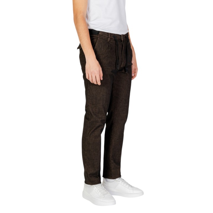 HAMAKI-HO PSI1737H pantalón de hombre color mud en vista de tres cuartos