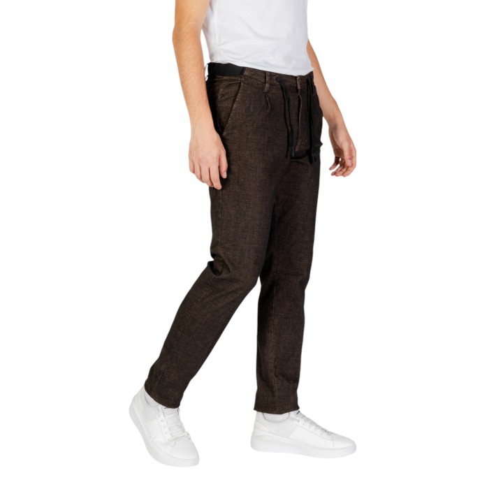 HAMAKI-HO PSI1737H pantalón de hombre color mud en vista de tres cuartos