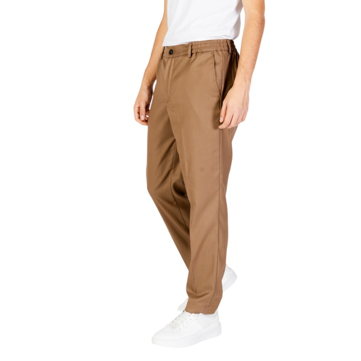 HAMAKI-HO PSI1733H pantalón de hombre beige oscuro vista de tres cuartos