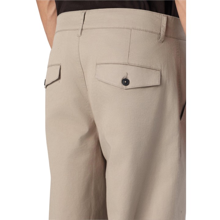 Detalle posterior del pantalón taupe de hombre Only & Sons