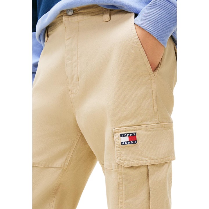 Detalle del bolsillo cargo de pantalón beige Tommy Hilfiger Jeans