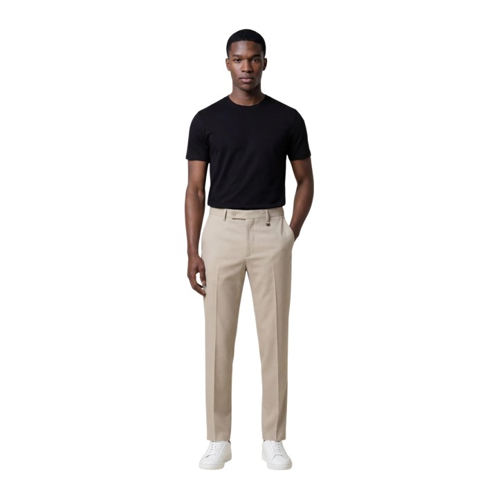 Antony Morato pantalón de hombre beige LUIS REGULAR FIT vista frontal con modelo